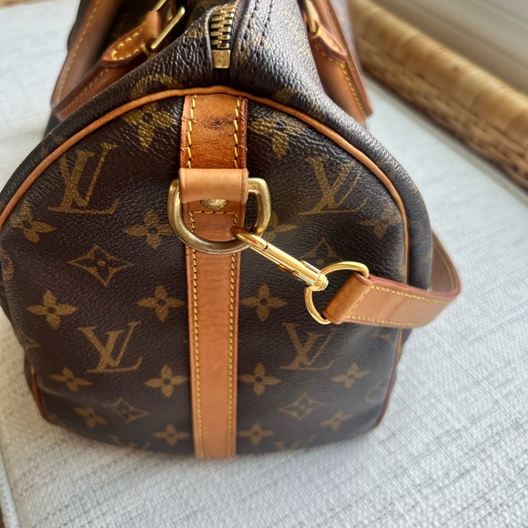 The Speedy Bandoulière 30 in signature Monogram canvas. Comes with strap. - Picture 5 of 11